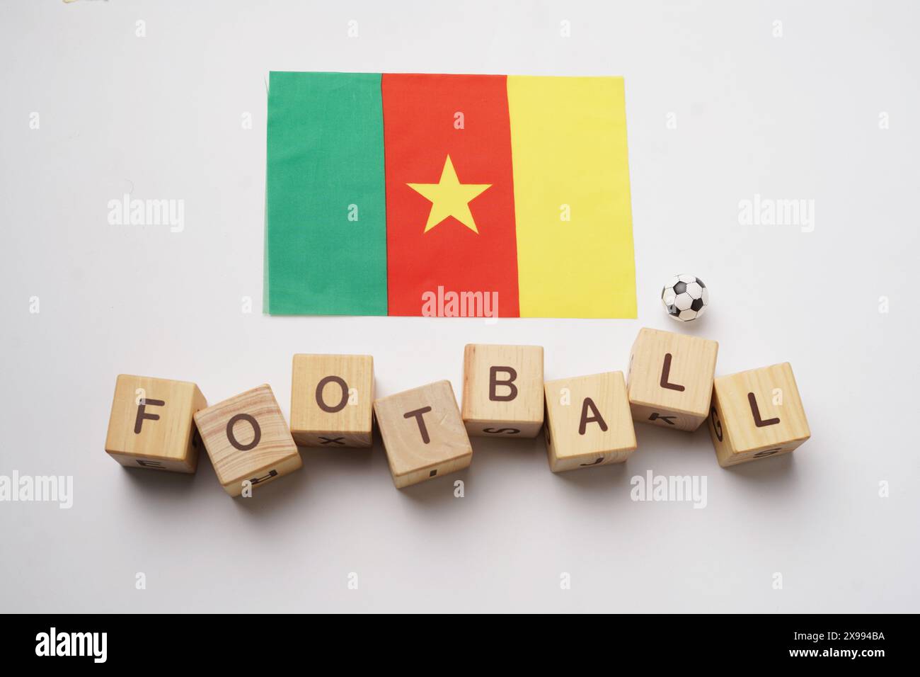 Drapeau du Cameroun avec titre de football et fond blanc. concept de football Banque D'Images