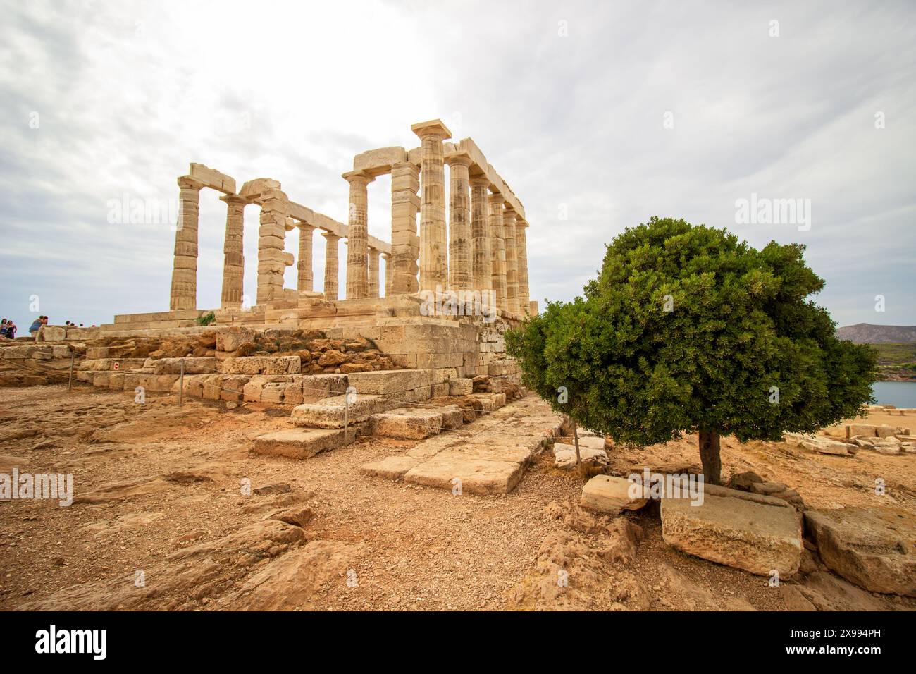 Ruines du temple grec antique ciel nuageux avec des paysages spectaculaires et des restes de colonnes Banque D'Images