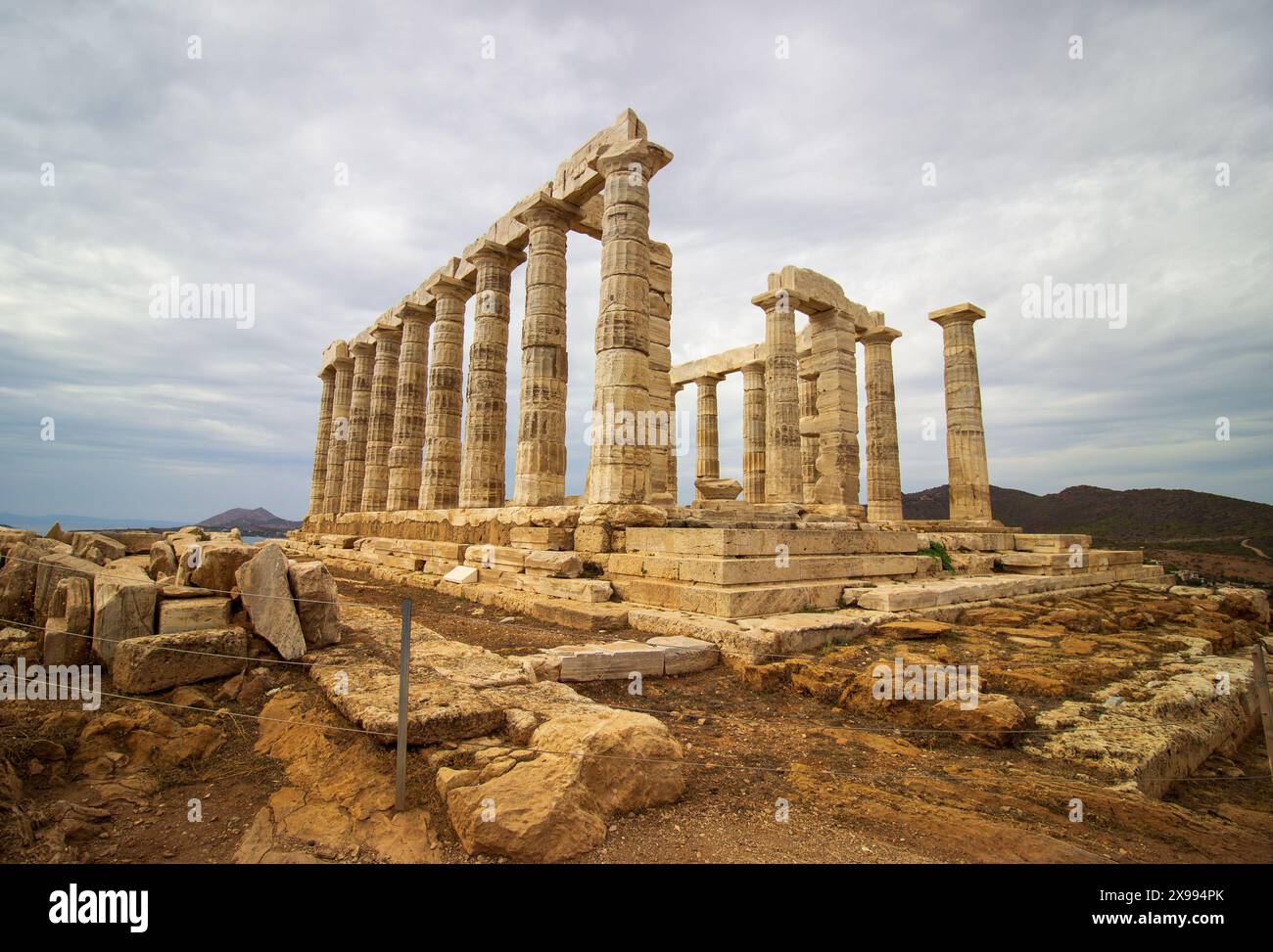 Ruines du temple grec antique ciel nuageux avec des paysages spectaculaires et des restes de colonnes Banque D'Images