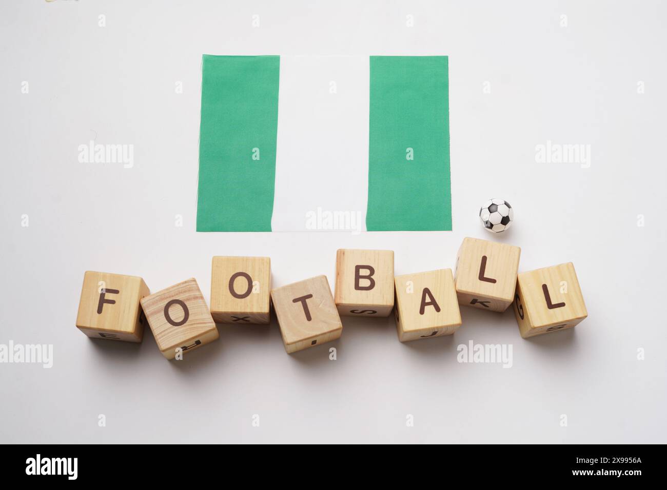 Drapeau du Nigeria avec titre de football et fond blanc. concept de football Banque D'Images