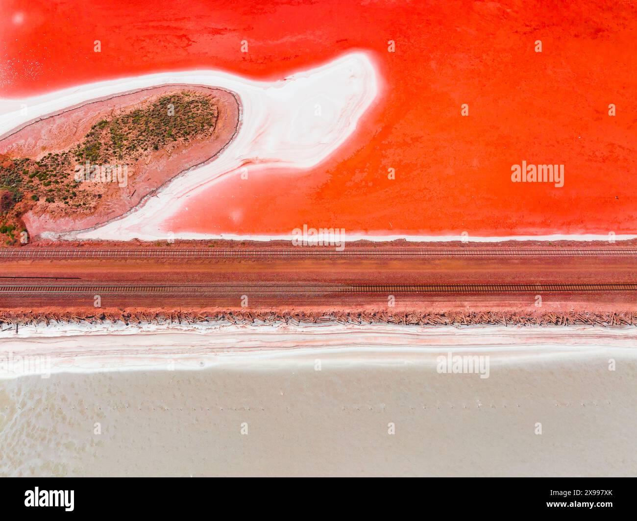 Vue aérienne d'une ligne de chemin de fer traversant un oiseau de lac salé rouge vif à Port Augusta dans le Spencer Gul en Australie méridionale Banque D'Images