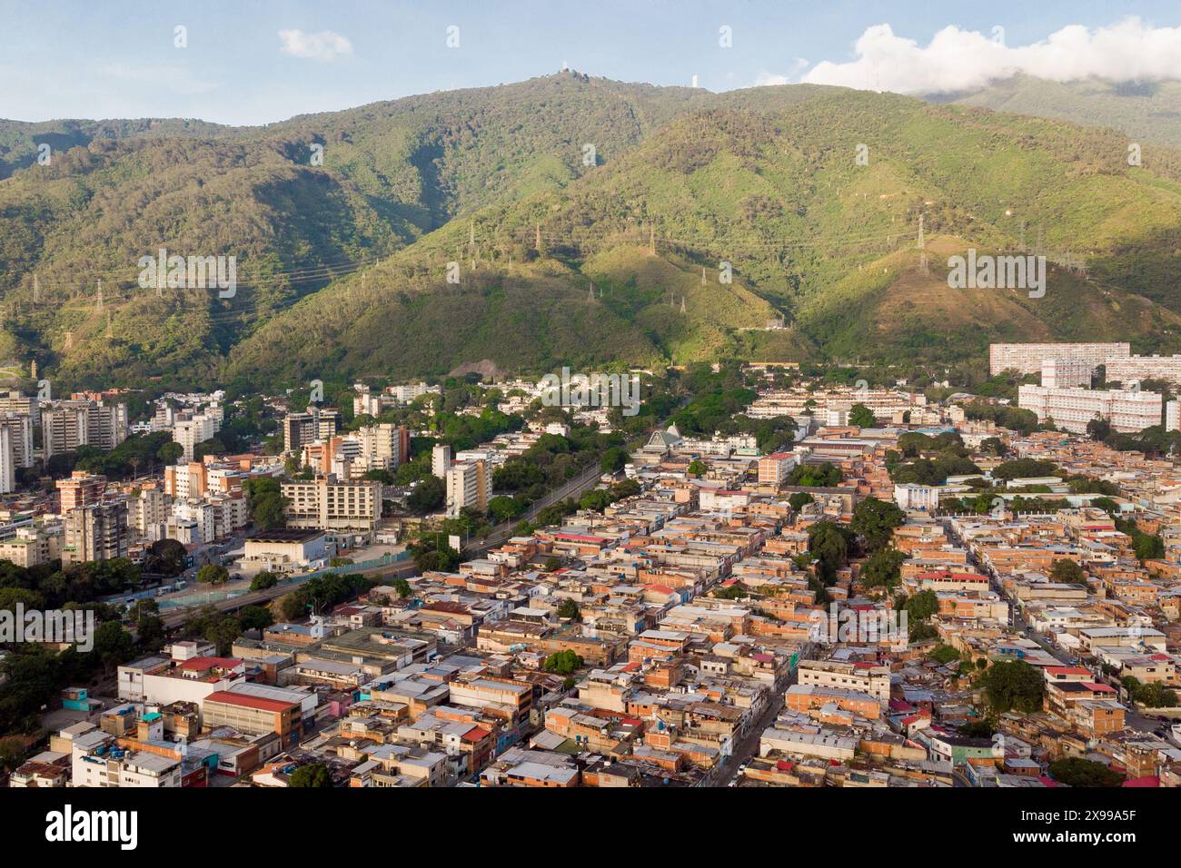 Vue aérienne de Caracas au coucher du soleil avec le gratte-ciel et les bidonvilles de David Tower visibles. Prise de vue par drone de la capitale vénézuélienne au coucher du soleil. Concept o Banque D'Images