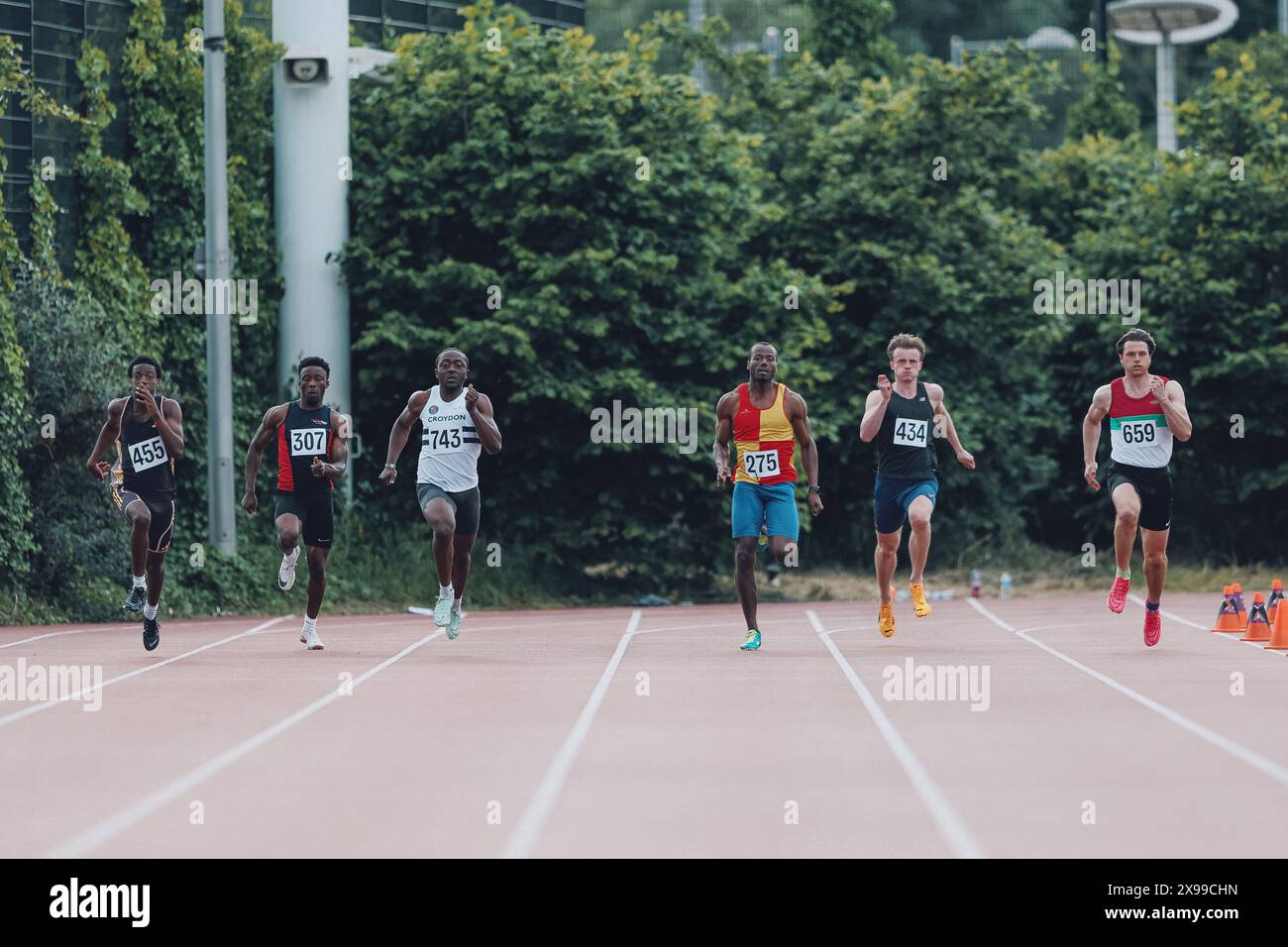 Stratford, Royaume-Uni. 26 mai 2024. (De gauche à droite) Hagen Mzee de Reading A.C., Ayomide Fatoki de Be Fit Today Track Academy, Suhuyini Osman de Croydon Harriers, Alex Murdock de Victoria Park Harriers et Tower Hamlets A.C., Ewan Wood de Tonbridge A.C. et Olly Perry de Loughborough Students A.C. en action pendant Heat 11 dans le 200mM au Stratford Speed Grand Prix 2024. Crédit : George Tewkesbury/Alamy Live News Banque D'Images