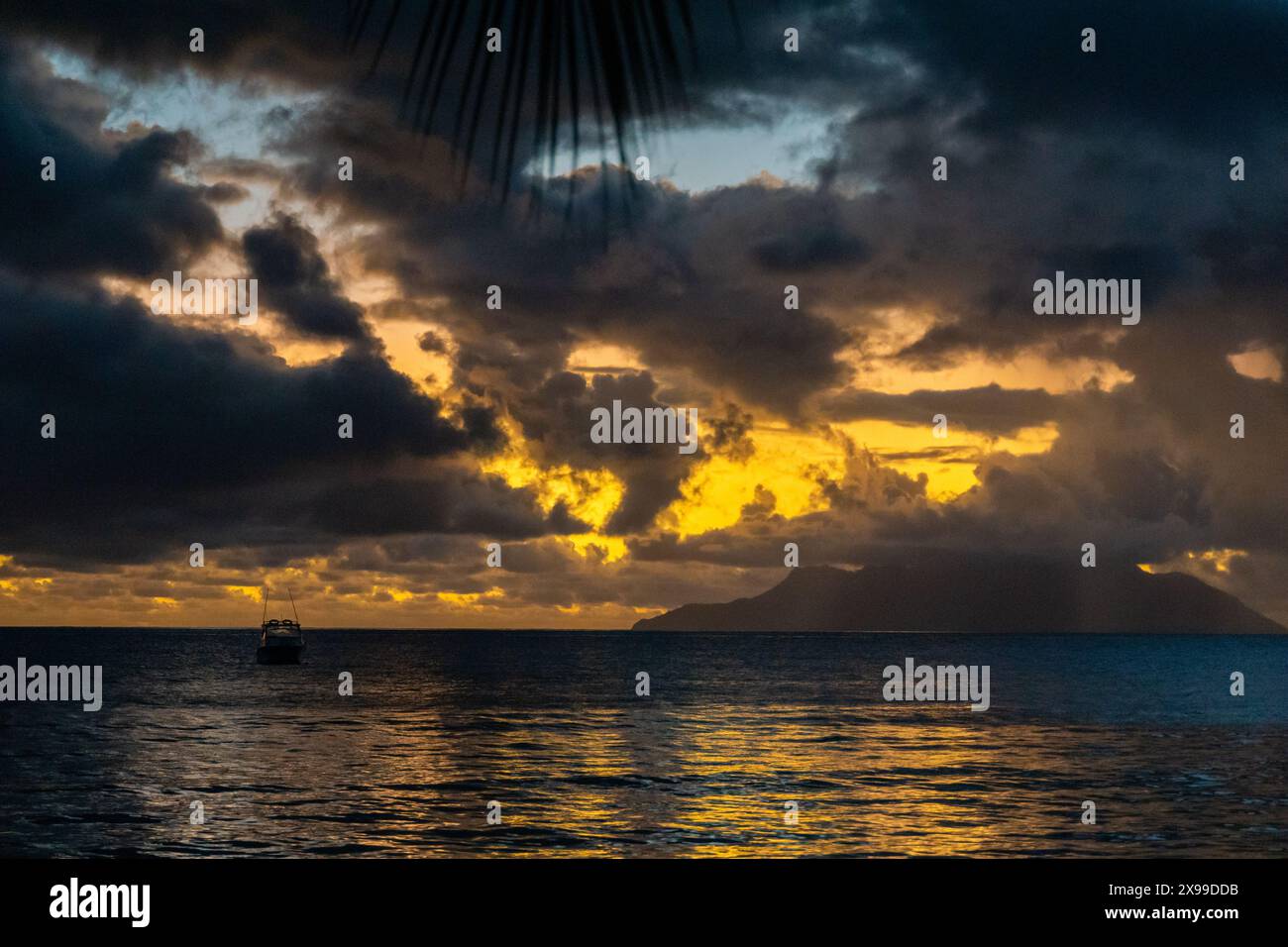 Coucher de soleil sur la plage à beau Vallon, Seychelles Banque D'Images