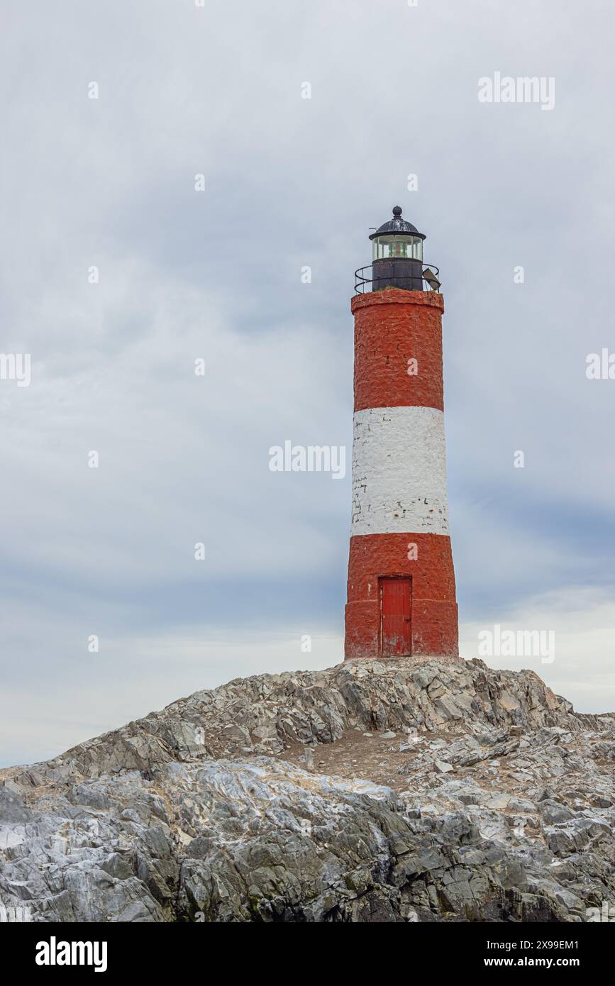 Gros plan sur le phare des Eclaireurs au sommet de son île dans le canal Beagle, juste à l'extérieur du port d'Ushuaia Banque D'Images