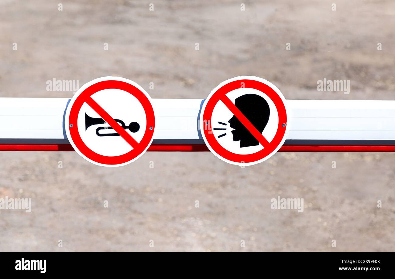 Les signaux sonores sont interdits, interdiction de klaxonner. Aucun son fort. Panneau de signalisation routière. Ne criez pas, ne criez pas, arrêtez de crier de parler Banque D'Images
