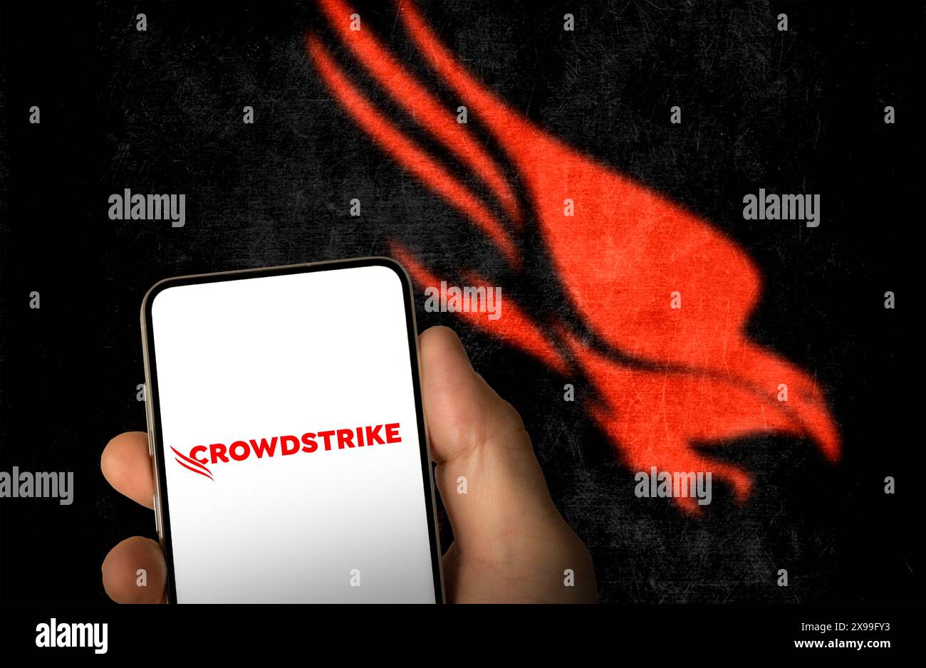 Logo de la société CrowdStrike affiché sur le smartphone Banque D'Images