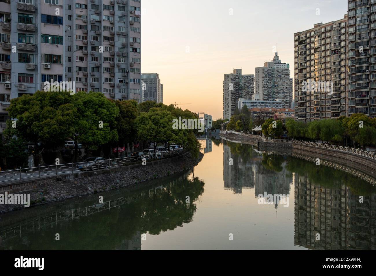 SHANGHAI, CHINE - 12 AVRIL 2017 : la rivière dans la ville de Shanghai avec beaucoup de maisons où la grande population de la ville vit Banque D'Images