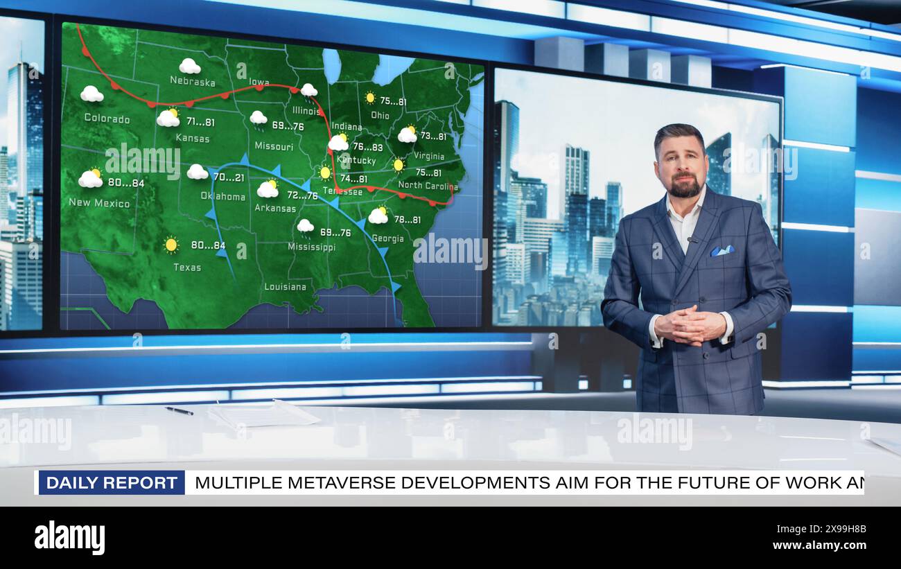 Programme de prévisions météo TV : L'animateur de télévision professionnel examinant le rapport météo dans Newsroom Studio, utilise le grand écran avec des visuels. Le célèbre Anchorman parle. Concept de canal de câble maquette. Banque D'Images