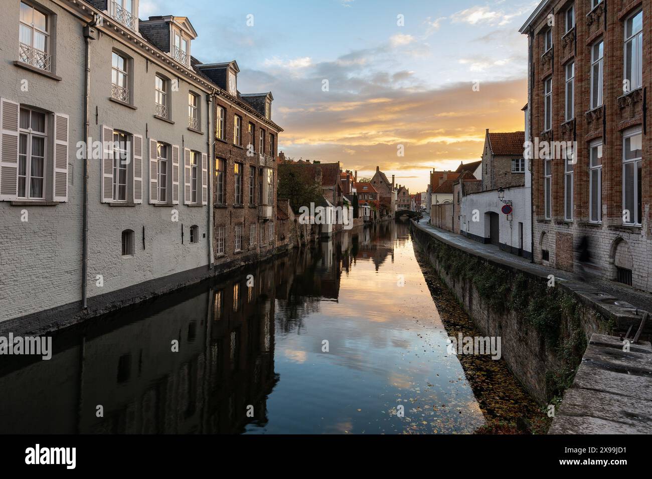 L'heure dorée au lever du soleil dans le centre historique de Bruges, Belgique au début de l'automne, réflexion de l'eau Banque D'Images