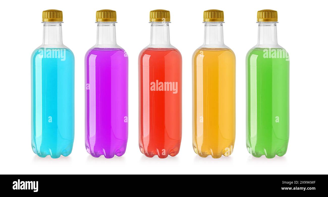 Bouteilles de boisson en plastique avec des boissons isolées sur fond blanc avec chemin de découpage Banque D'Images