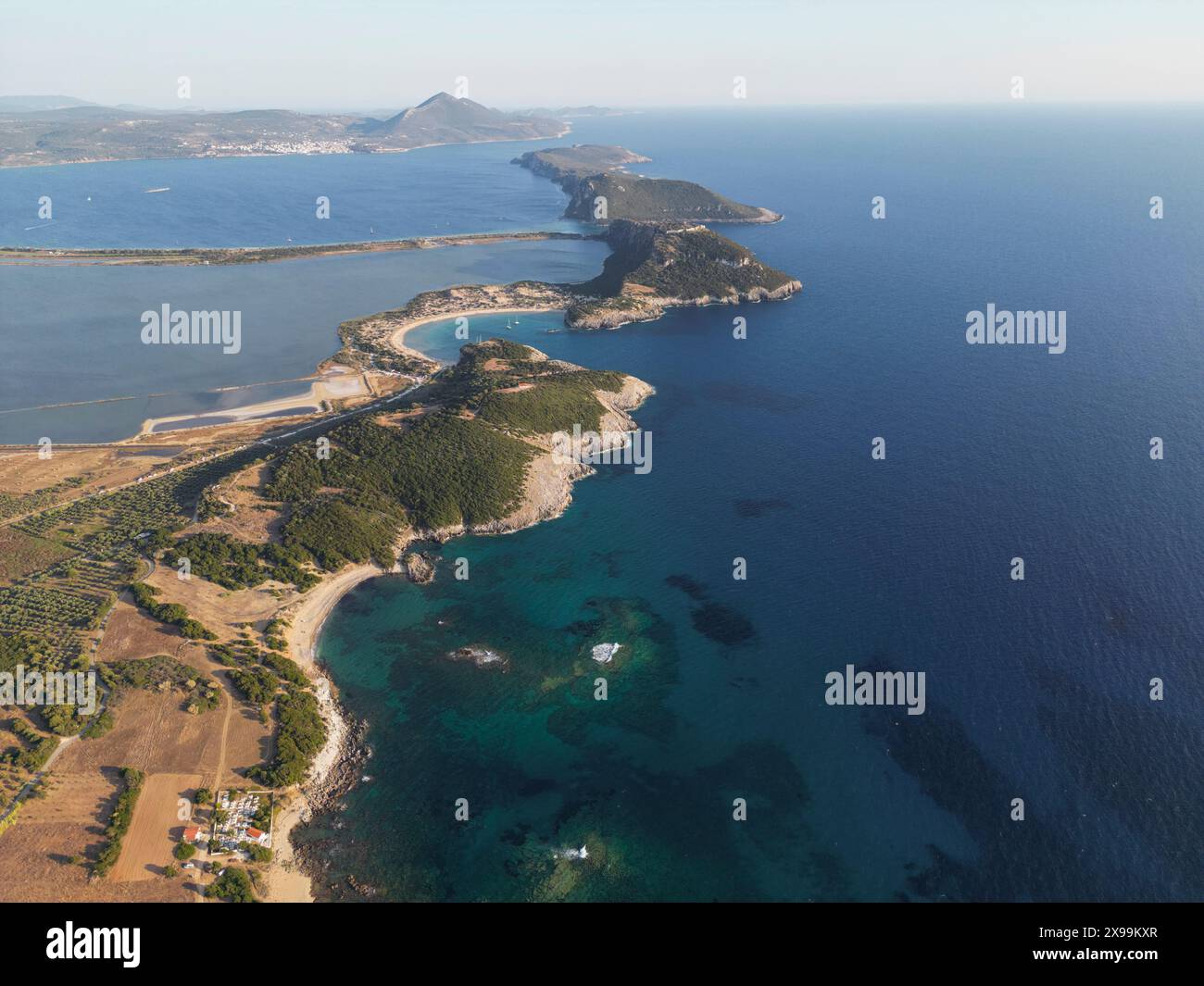 Une capture aérienne à couper le souffle de la plage de Voidokilia et de la côte adjacente, mettant en valeur les eaux cristallines et la beauté naturelle de la région sous le th Banque D'Images