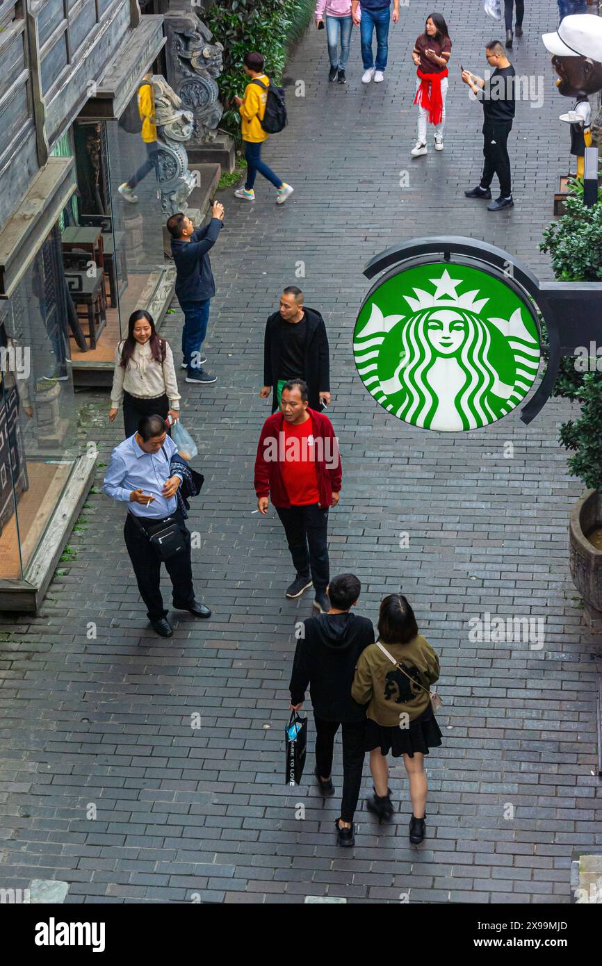 Chengdu, Chine, Sichuan, angle élevé, gens de foule, marche, scène de rue, touristes chinois visitant le centre historique de la vieille ville, Starbuck's Cafe logo, Banque D'Images