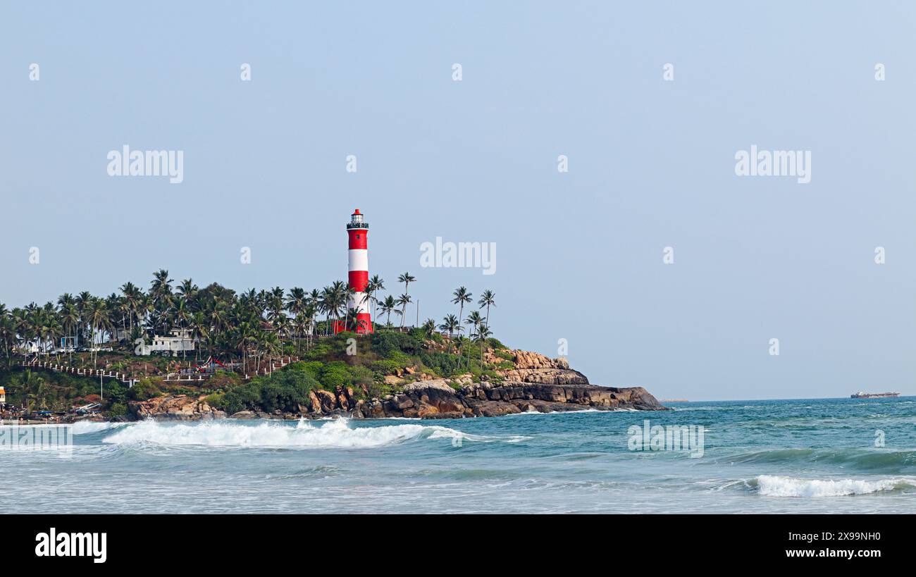 Vue du phare et de la plage de Kovalam, Kovalam, Thiruvananthapuram, Kerala, Inde. Banque D'Images
