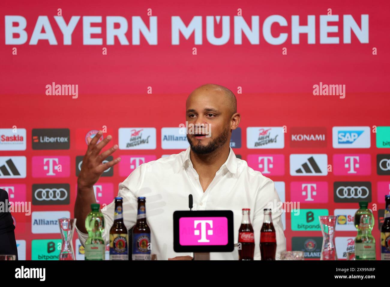 Munich , 30.5.24 présentation de Vincent Kompany comme nouvel entraîneur du FC Bayern Munich Vorstellung von Vincent Kompany , neuer FC Bayern Muenchen entraîneur Fussball Bundesliga saison 2024/25 Allianz Arena MŸnchen 30.5.24 © diebilderwelt / Alamy Live News Banque D'Images