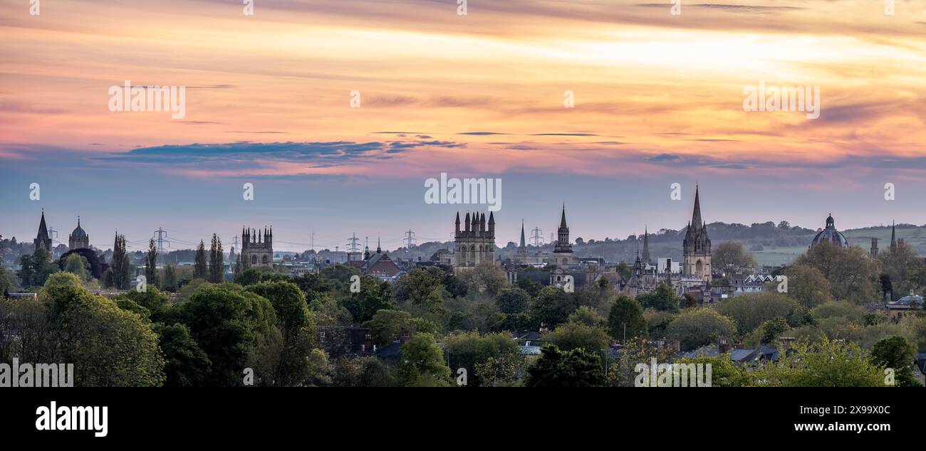 Vue sur le paysage urbain des flèches rêveuses d'Oxford avec le ciel du coucher du soleil Banque D'Images