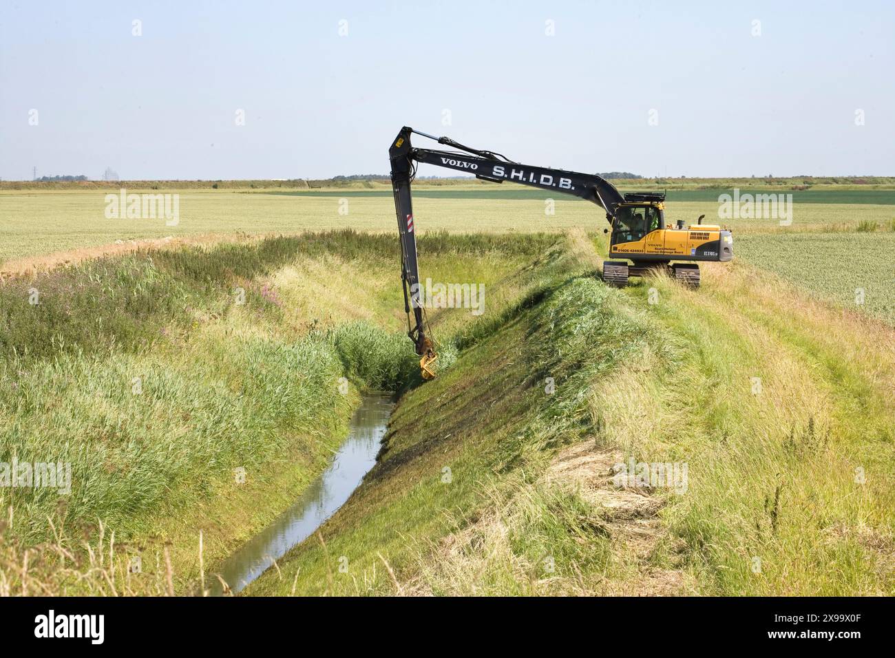 La compensation de fossés de drainage sur le Lincolnshire fens Banque D'Images