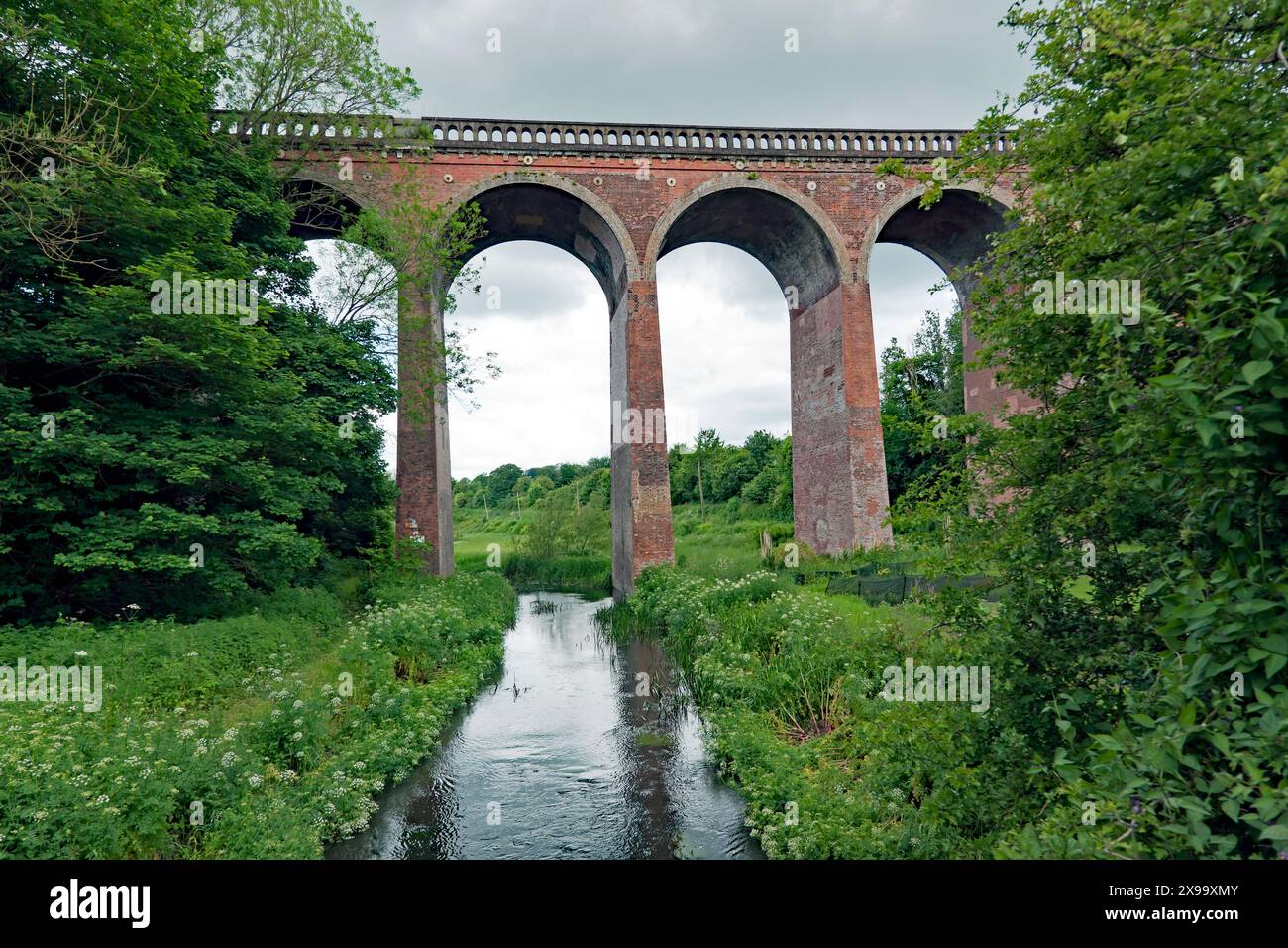 Vue du viaduc d'Eynsford, au-dessus de la rivière Darent, Eynsford, Kent Banque D'Images