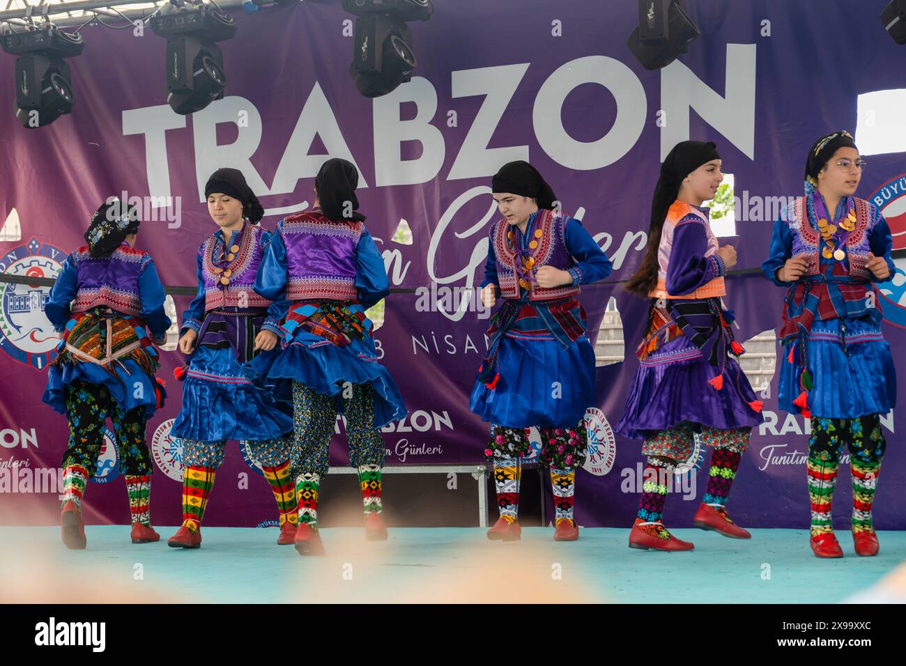 Ankara, Turquie - 24 avril 2024 : les gens jouent au horon (une sorte de danse folklorique) qui est populaire dans la région de la mer Noire avec leurs costumes locaux parmi le flou Banque D'Images
