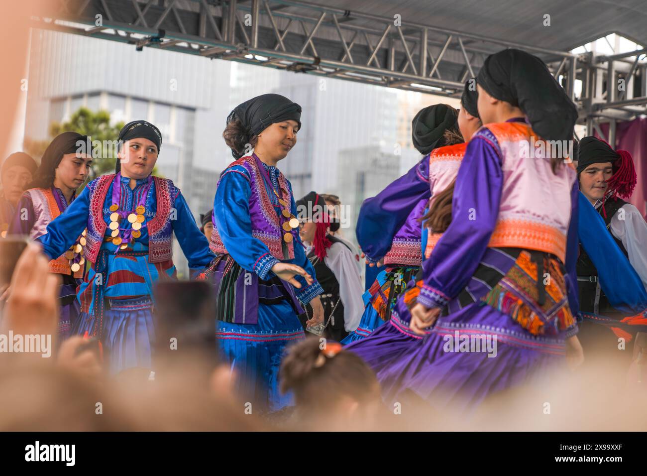 Ankara, Turquie - 24 avril 2024 : les gens jouent au horon (une sorte de danse folklorique) qui est populaire dans la région de la mer Noire avec leurs costumes locaux parmi le flou Banque D'Images