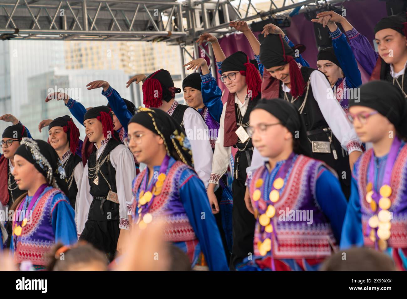 Ankara, Turquie - 24 avril 2024 : les gens jouent au horon (une sorte de danse folklorique) qui est populaire dans la région de la mer Noire avec leurs costumes locaux parmi le flou Banque D'Images