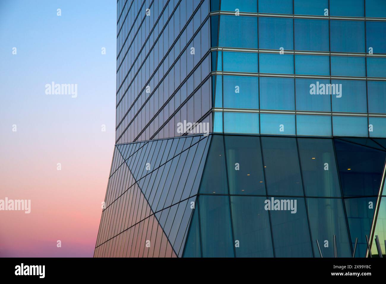 Détail de la façade vitrée à l'aube. Cristal Tower, CTBA, Madrid, Espagne. Banque D'Images