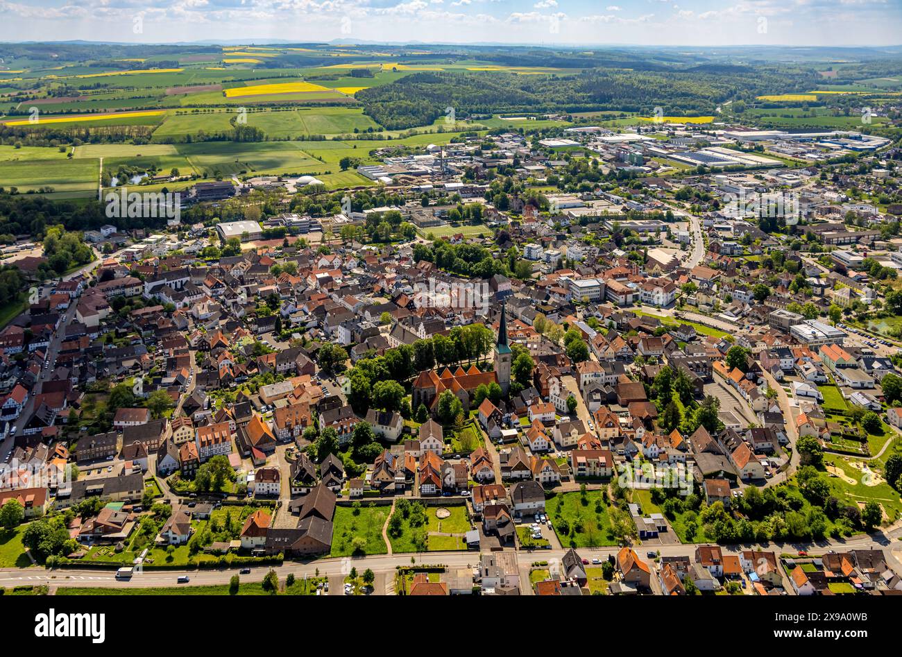 Luftbild, Wohngebiet Ortsansicht mit Altstadt Brakel und kath. Kirche Michael, Fernsicht mit Wiesen und Feldern, Brakel, Ostwestfalen, Nordrhein-Westfalen, Deutschland ACHTUNGxMINDESTHONORARx60xEURO *** vue aérienne, zone résidentielle, vue de ville avec vieille ville Brakel et église catholique Saint Michel, vue lointaine avec prairies et champs, Brakel, Westphalie orientale, Rhénanie du Nord-Westphalie, Allemagne ACHTUNGxMINDESTHONORARx60xEURO Banque D'Images