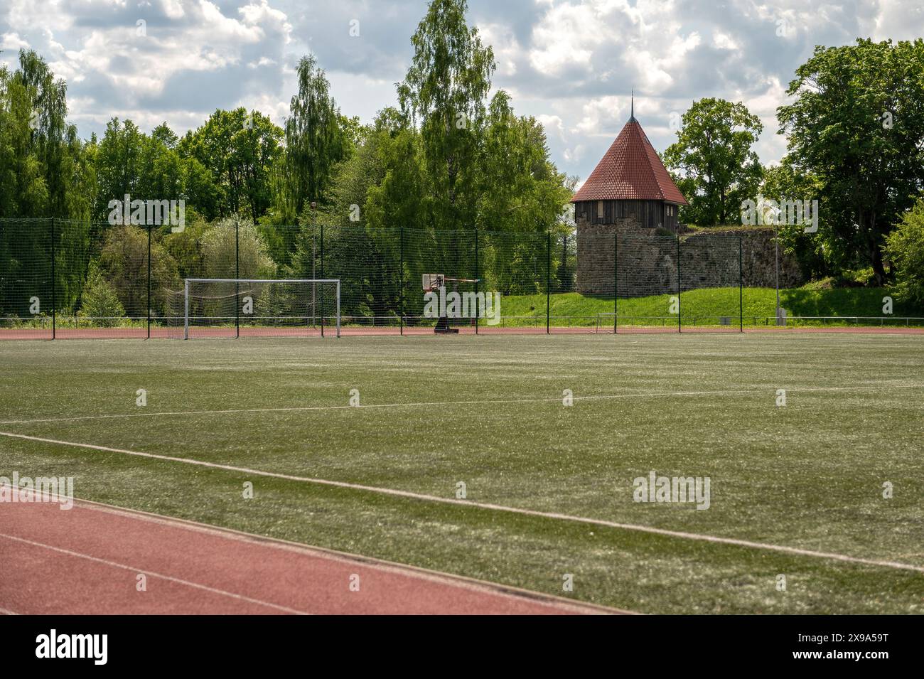 Piste de course et terrain de football à côté d'anciennes fortifications à Pilssala, Aluksne, Lettonie Banque D'Images