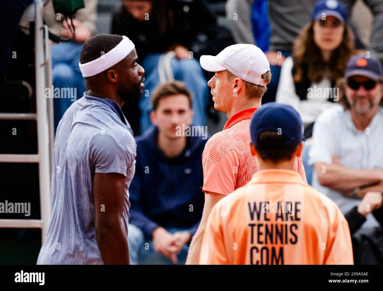 Paris, France. 30 mai 2024. Le joueur de tennis Denis Shapovalov (R) du Canada et Frances Tiafoe (USA) sont en action au tournoi de tennis de l'Open de France du Grand Chelem 2024 à Roland Garros, Paris, France. Frank Molter/Alamy Live News Banque D'Images