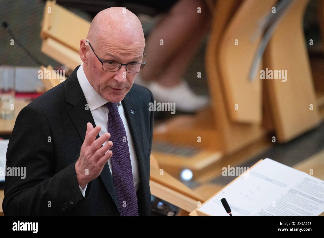 Édimbourg, Royaume-Uni. 30 mai 2024. PHOTO : John Swinney MSP, premier ministre d'Écosse et chef du Parti national écossais (SNP). Scènes à l'intérieur du Parlement écossais à Holyrood lors de la session hebdomadaire des questions des premiers ministres le jour après lequel le Parlement a voté des sanctions contre Michael Matheson MSP sur une facture de téléphone iPad de près de 11 000 £. Crédit : Colin d Fisher crédit : Colin Fisher/Alamy Live News Banque D'Images