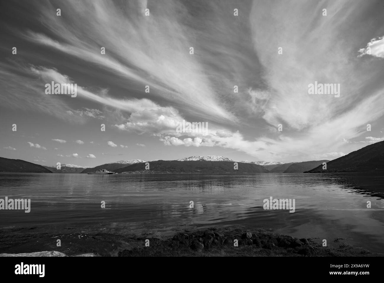 Image de paysage aquatique noir et blanc à travers le fjord norvégien, Balestrand, Norvège. Banque D'Images