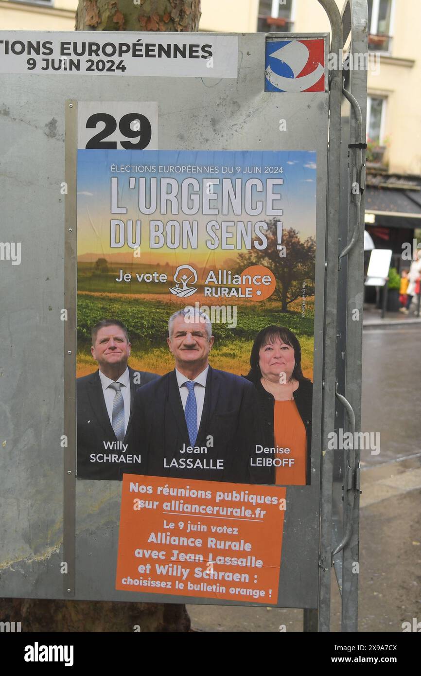 Paris, France. 29 mai 2024. Les panneaux d'affichage pour les élections au Parlement européen planent autour de la ville le 29 mai 2025. Les élections auront lieu du 6 au 9 juin 2024, à Paris. (Photo de Lionel Urman/Sipa USA) crédit : Sipa USA/Alamy Live News Banque D'Images