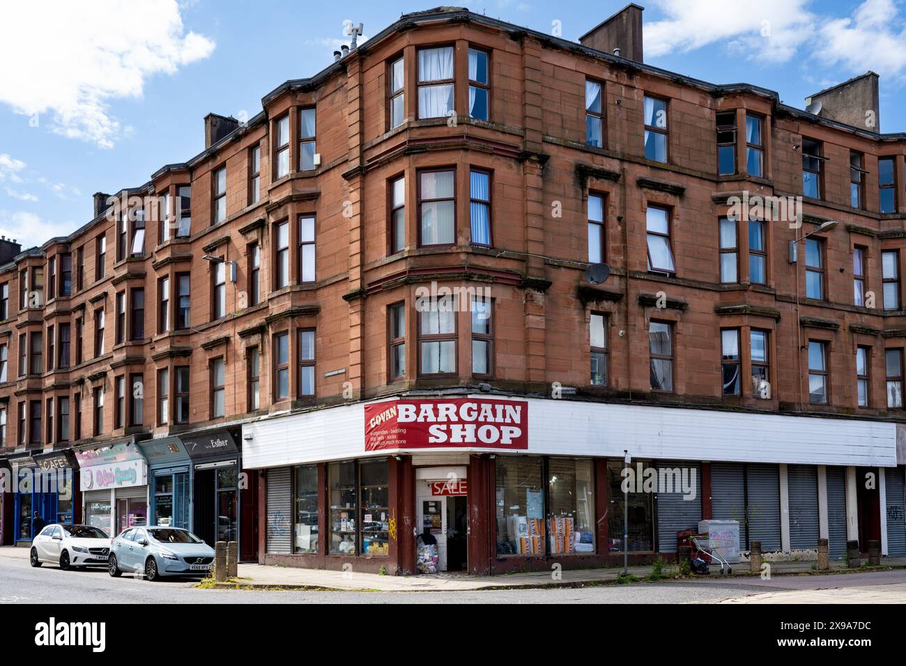 Govan Red Sandstone Tental Buildings and Bargain Shop, Govan, Glasgow, Écosse, Royaume-Uni Banque D'Images