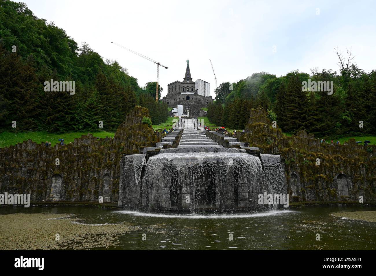 Wasserspiele an den Kaskaden unterhalb des Herkules-Denkmals im UNESCO-Welterbe Bergpark Wilhelmshoehe in Kassel Foto vom 19.05.2024. USAGE ÉDITORIAL EXCLUSIF *** plans d'eau dans les cascades sous le monument Hercule dans le site du patrimoine mondial de l'UNESCO Bergpark Wilhelmshoehe à Kassel photo prise le 19 05 2024 USAGE ÉDITORIAL EXCLUSIF Copyright : epd-bild/HeikexLyding  DSC3695 Banque D'Images