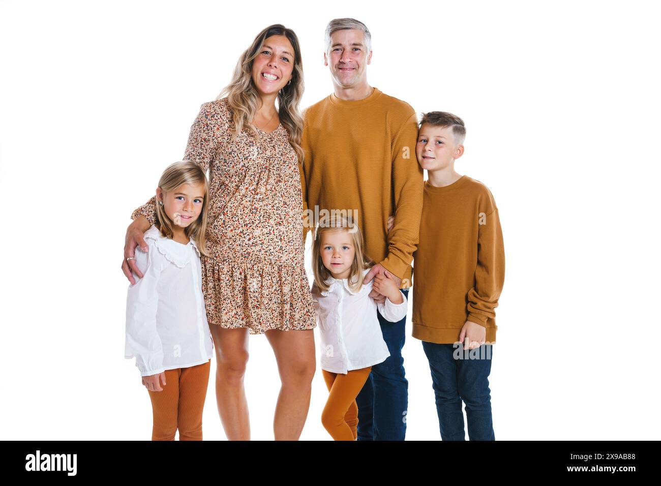 mari et enfants heureux avec femme enceinte sur fond blanc Banque D'Images