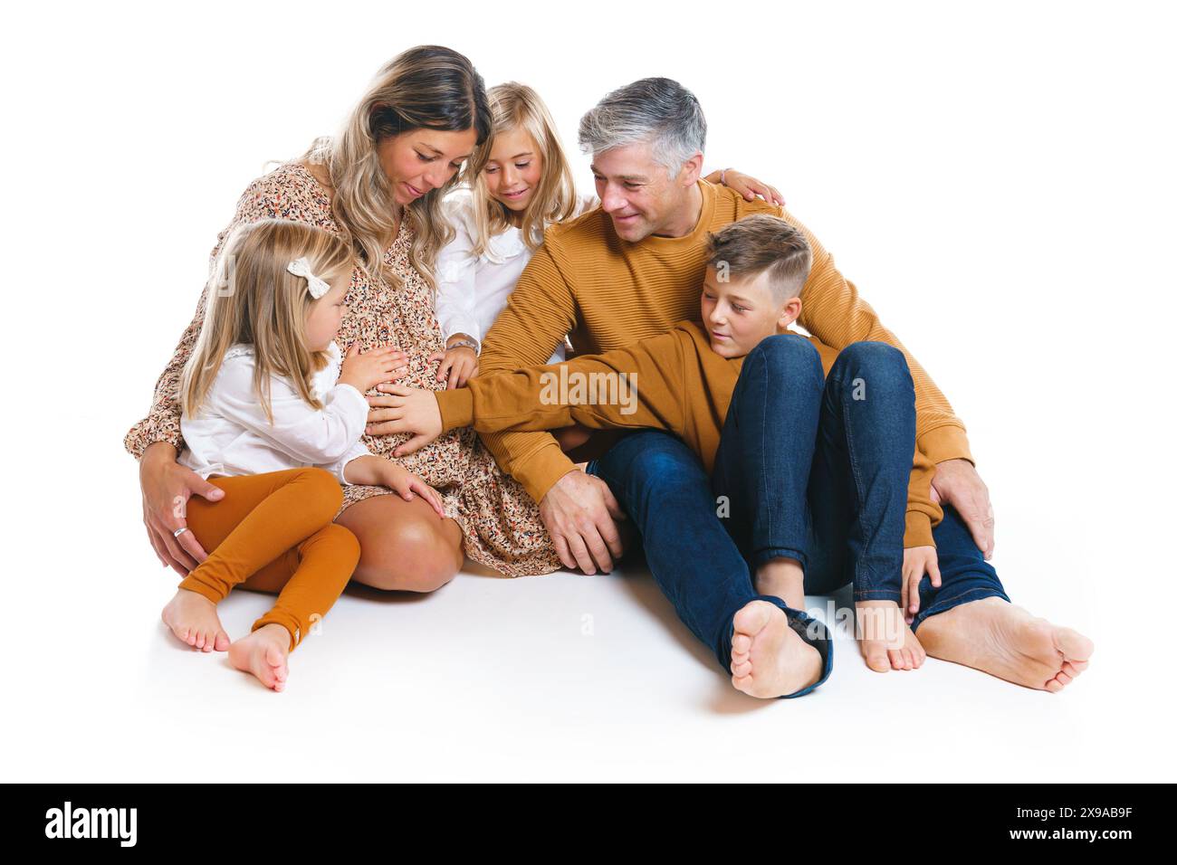 mari et enfants heureux avec femme enceinte sur fond blanc Banque D'Images