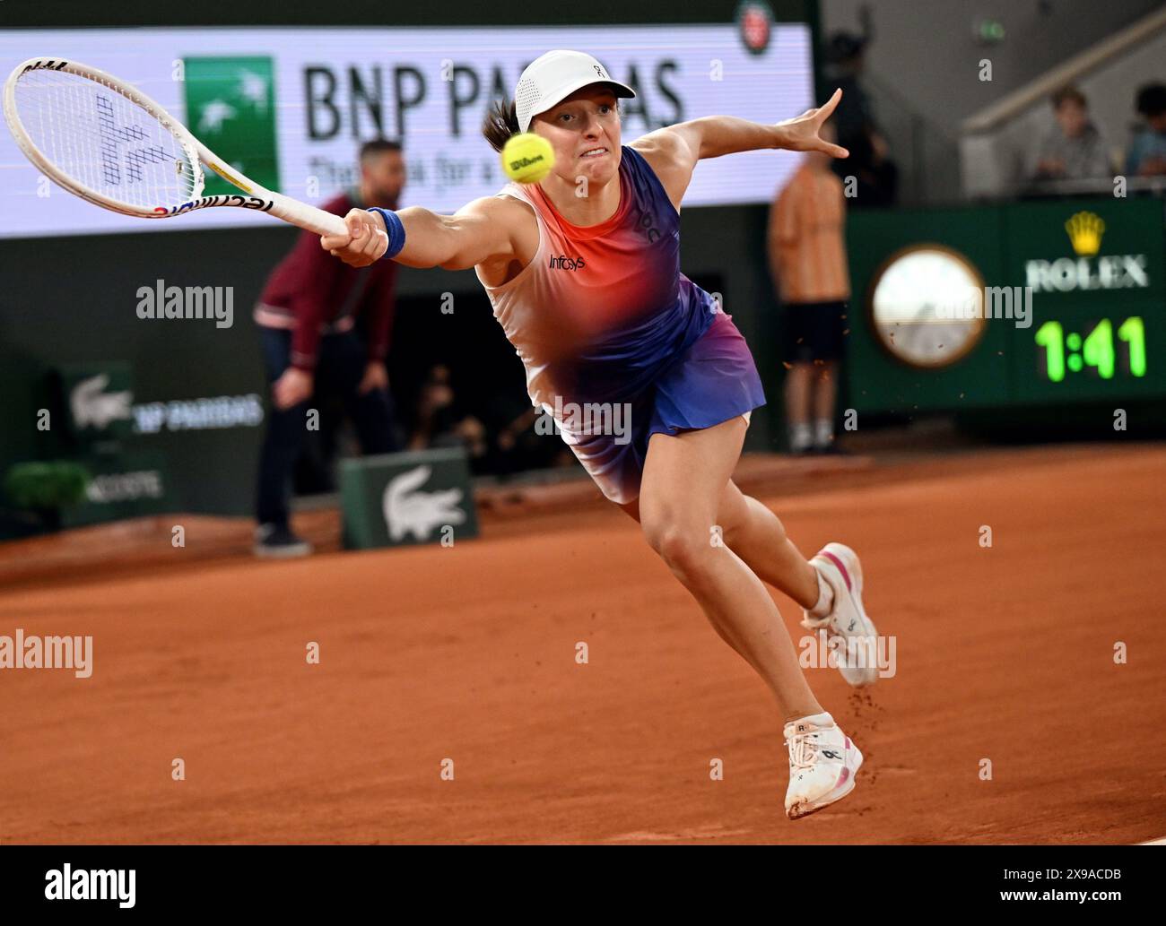 Paris, France. 29 mai 2024. Championnat de France Open de tennis 'Roland Garros 2024' (Roland Garros). Femmes. 2ème cercle. La joueuse polonaise IgA Swiatek lors d'un match avec la joueuse japonaise Naomi Osaka. 29.05.2024 France, Paris crédit photo : Sergei' Vishnevskii'/Kommersant/Sipa USA crédit : Sipa US/Alamy Live News Banque D'Images
