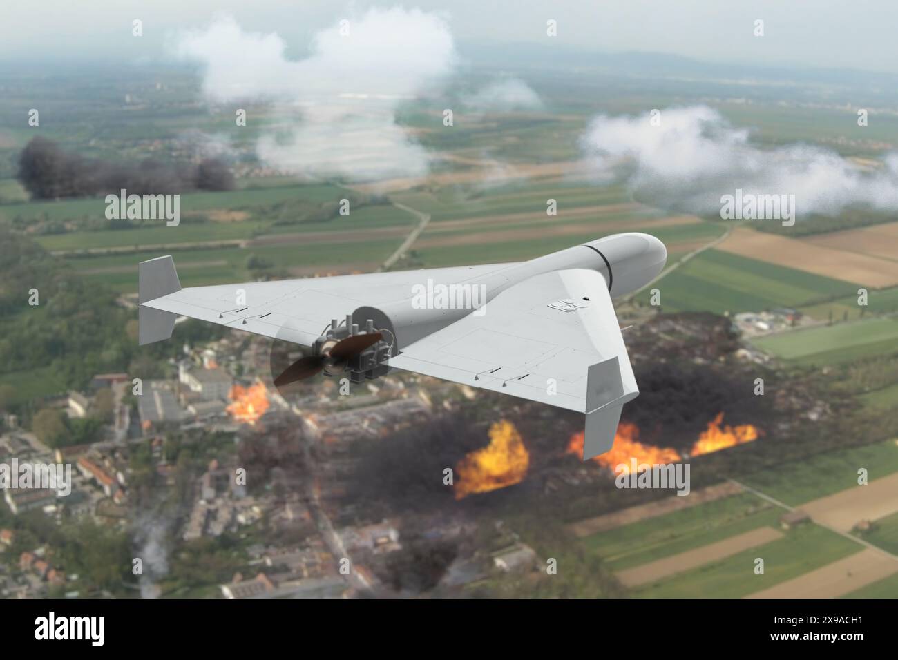 Un drone militaire sans pilote vole dans le ciel au-dessus d'une ville détruite et brûlante. Concept : attaque aérienne, guerre en Ukraine. Banque D'Images