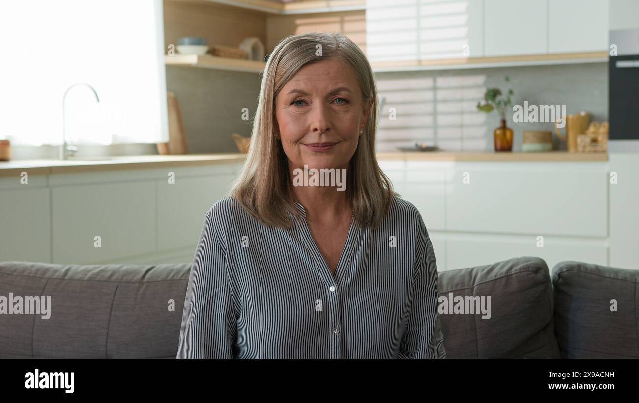 Heureux sourire mature retraité des années 70 femme caucasienne mère en bonne santé grand-mère gris retraité posant à la caméra. Vieille dame âgée Banque D'Images