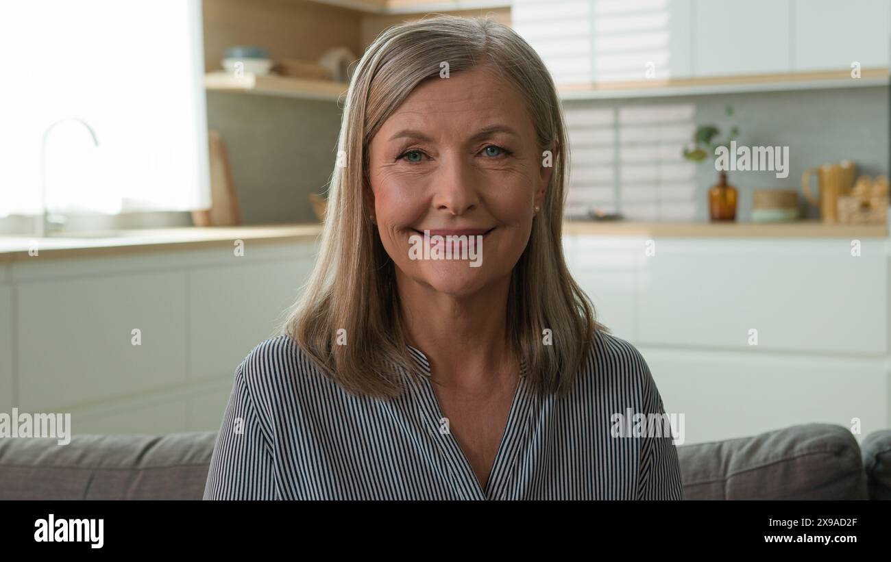 Heureux sourire mature retraité des années 70 femme caucasienne mère en bonne santé grand-mère gris retraité posant à la caméra. Vieille dame âgée Banque D'Images
