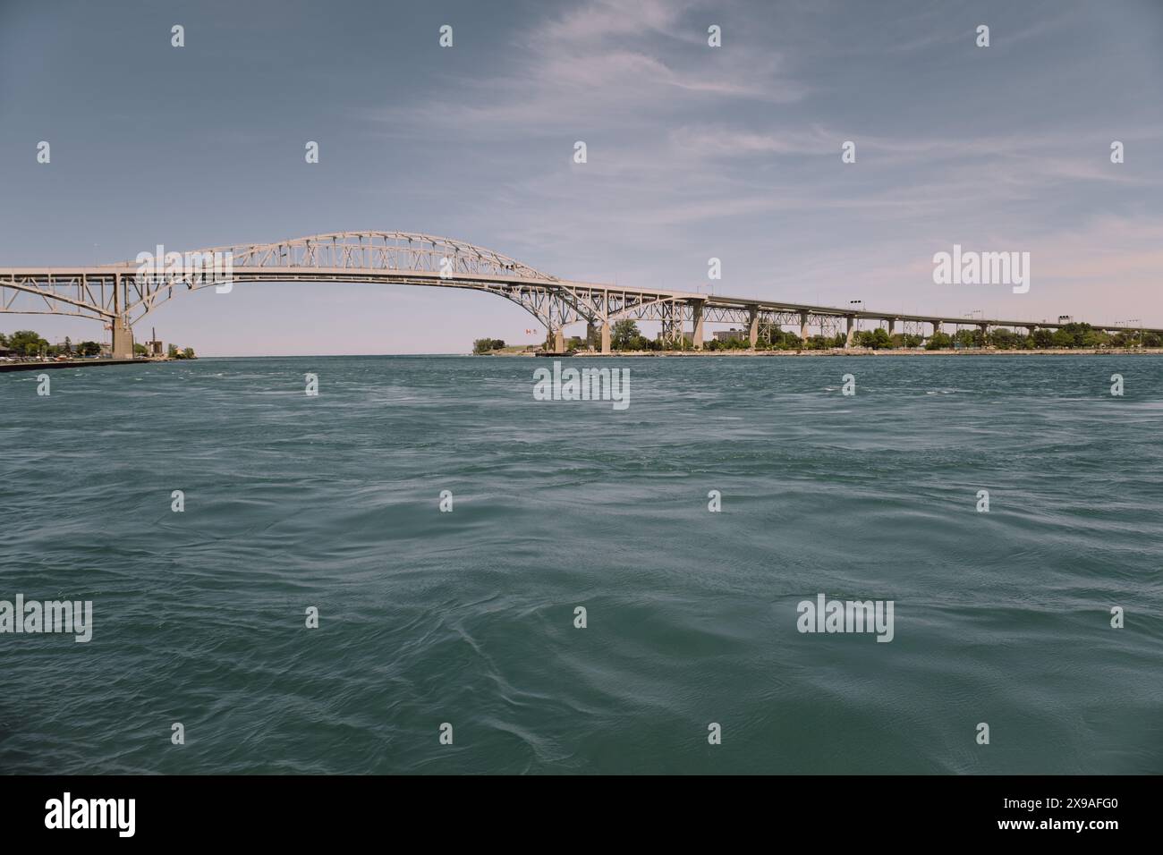 Le pont Blue Water enjambe la rivière clair, reliant Port Huron Michigan USA et Sarnia Ontario Canada. Banque D'Images