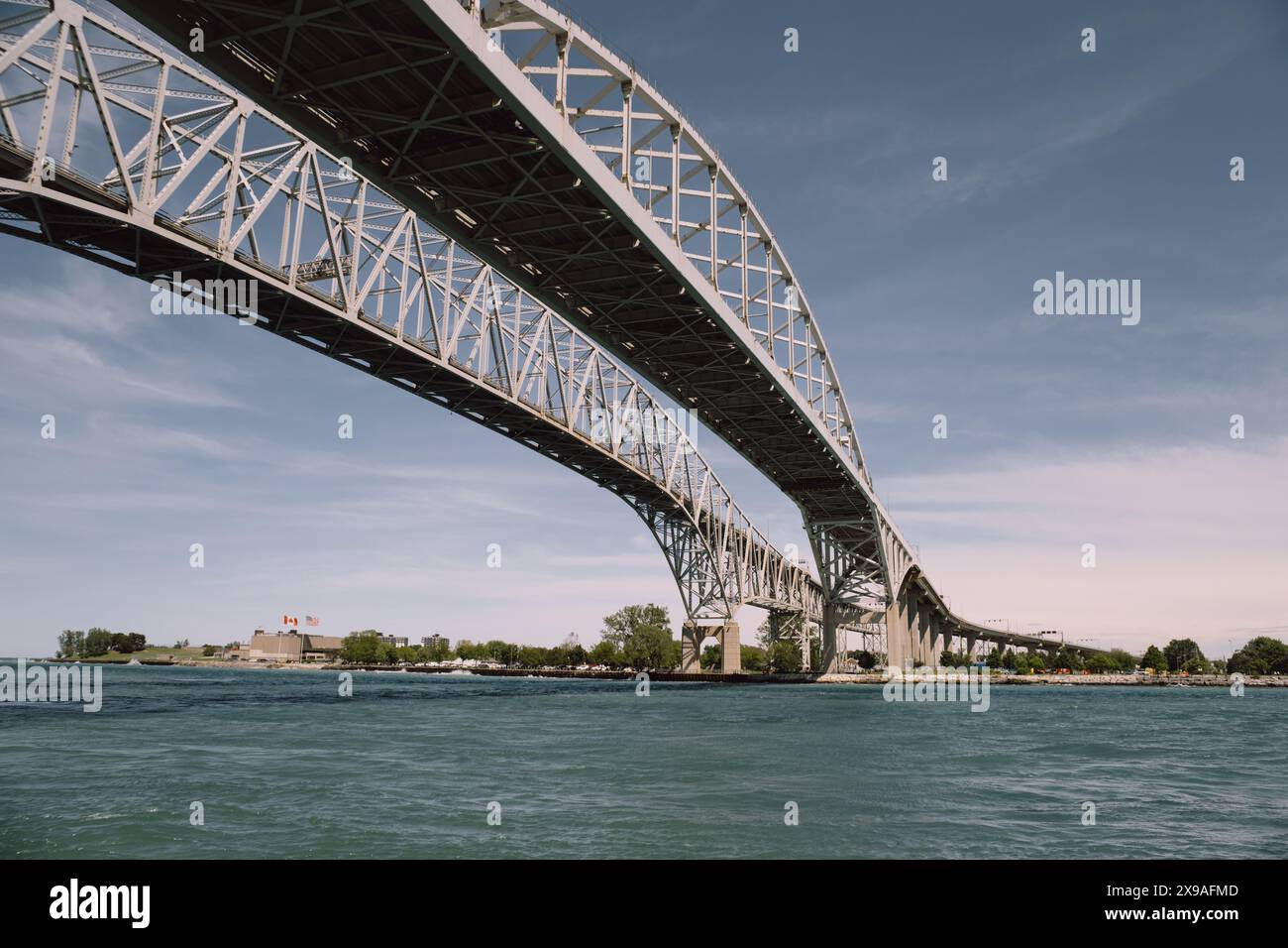 Le pont Blue Water enjambe la rivière clair, reliant Port Huron Michigan USA et Sarnia Ontario Canada. Banque D'Images