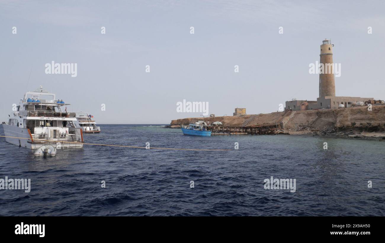 Big Brother Island, Egypte. Les Frères, ou El Akhawein, sont deux petites îles au milieu de la mer Rouge populaires auprès des plongeurs de scuab. Banque D'Images