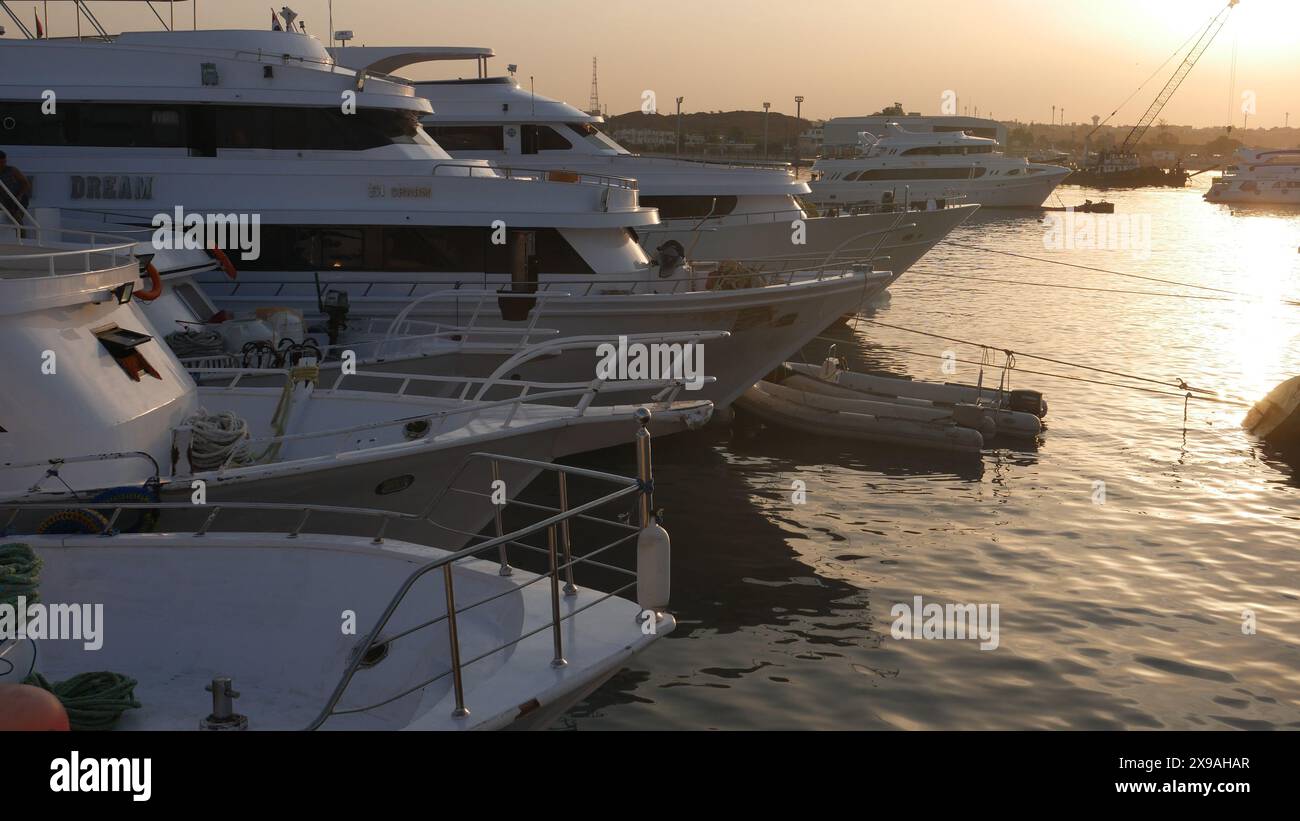 Bateaux de plongée amarrés dans la marina de Charm el-Cheikh, Egypte Banque D'Images