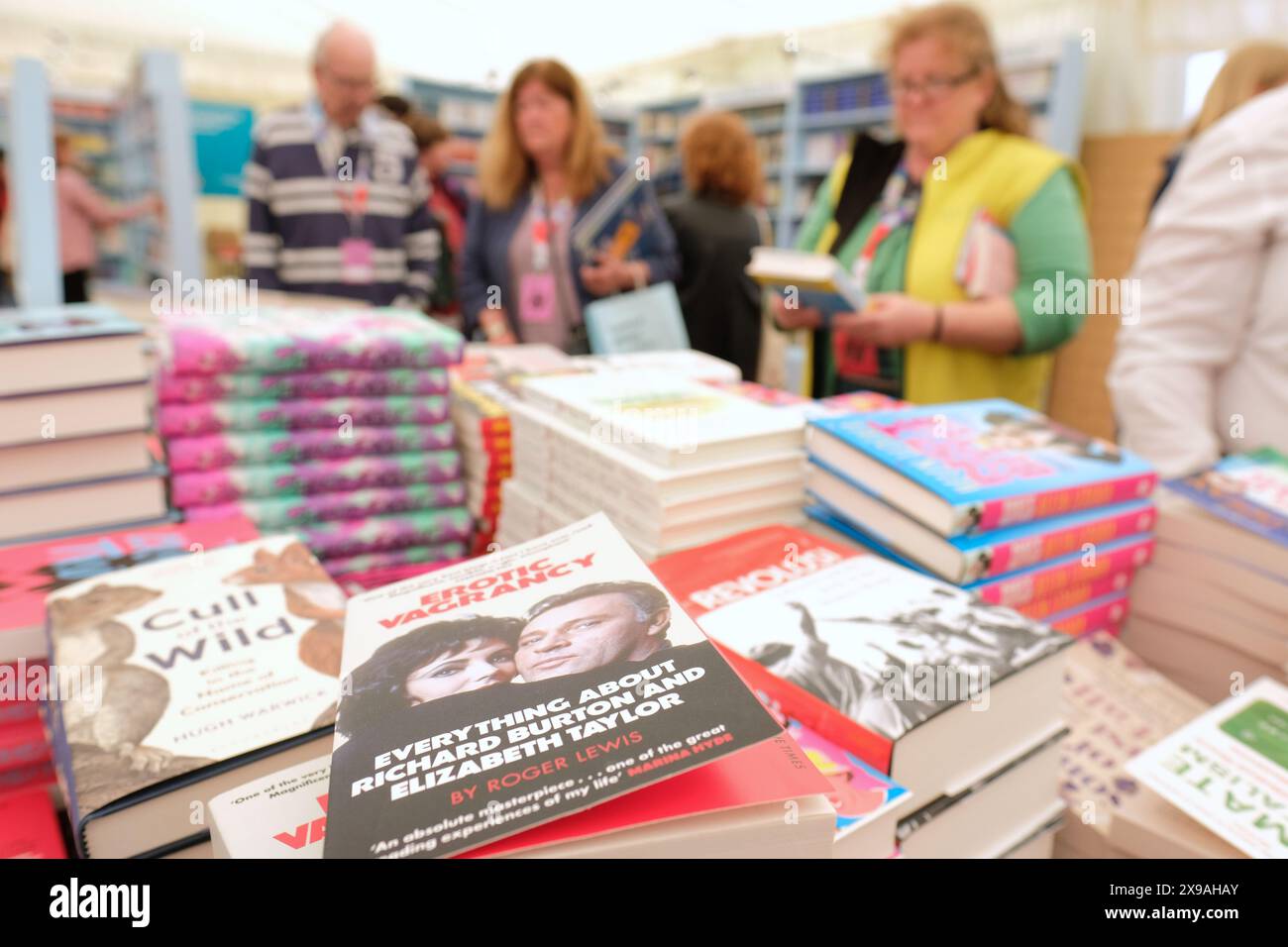 Hay Festival, Hay on Wye, Powys, pays de Galles, Royaume-Uni – jeudi 30 mai 2024 – les visiteurs parcourent les nouveaux titres de livres dans la librairie Hay Festival - photo Steven May / Alamy Live News Banque D'Images