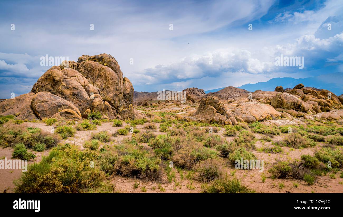 L'une des nombreuses formations rocheuses des collines d'Alabama. Les Alabama Hills sont une formation géologique unique située près de Lone Pine, en Californie Banque D'Images