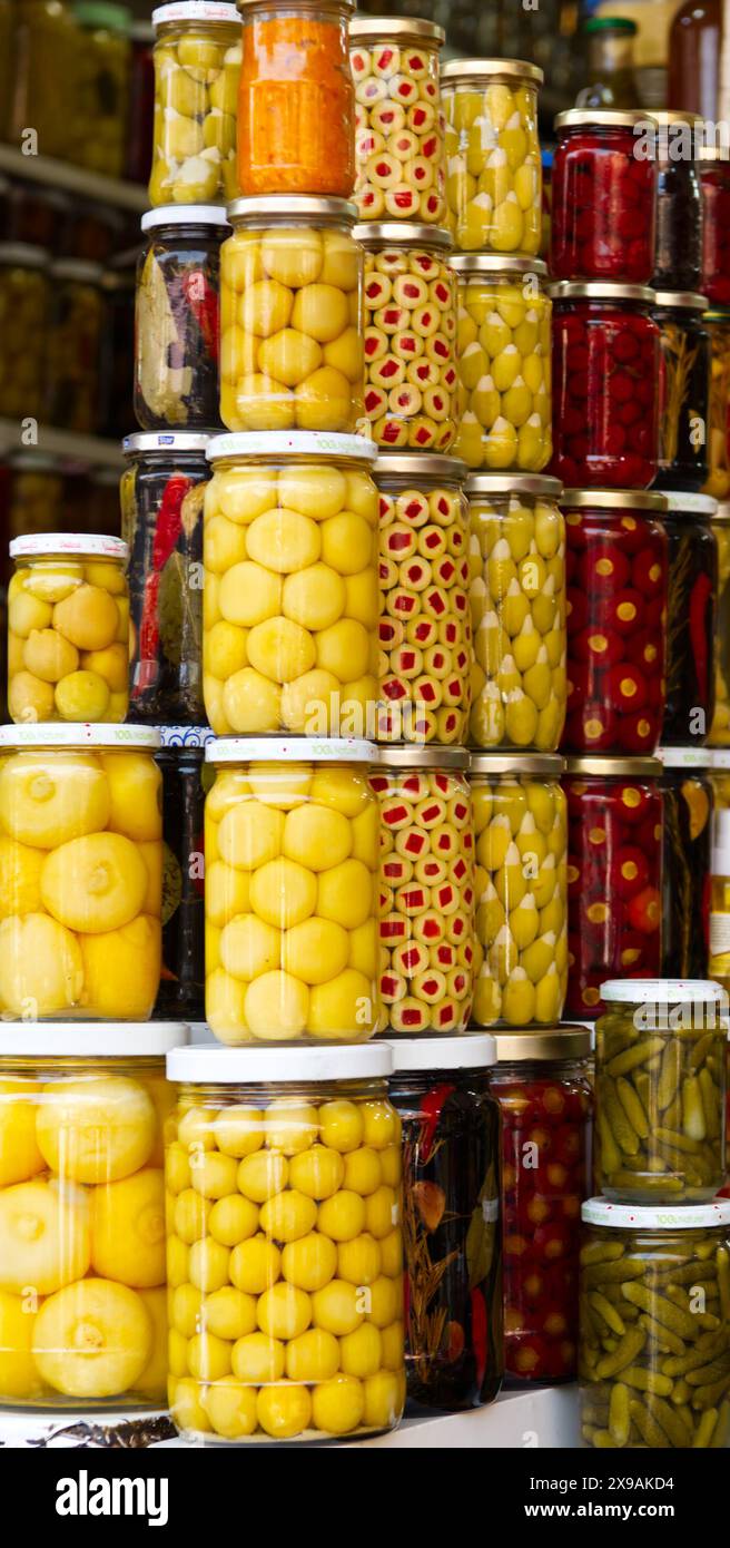 Marchés au Maroc avec les piles verticales de bocaux dans les magasins. Olives, poivrons, cornichons et citrons ainsi que d'autres légumes et fruits. couleur Banque D'Images