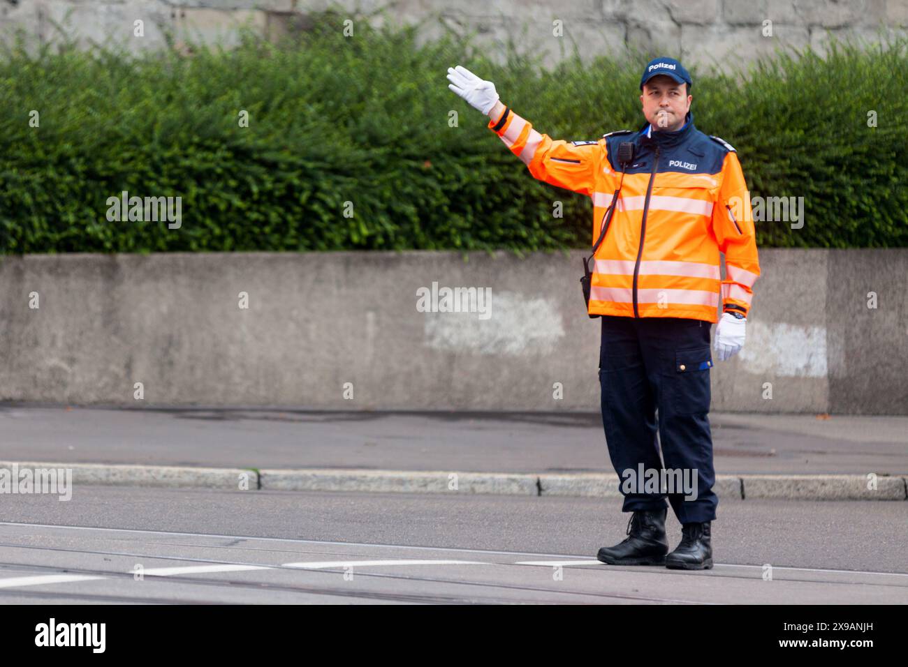 Zurich, Suisse - 13 juin 2018 : officier de police de l'assistance policière (Polizei Assistenz) effectuant la circulation à un carrefour. Banque D'Images