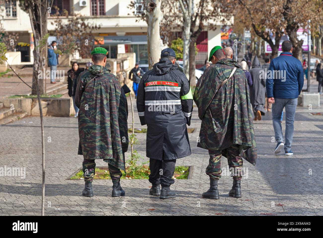 Fès, Maroc - 20 janvier 2019 : un policier patrouille dans les rues aux côtés de deux soldats. Banque D'Images