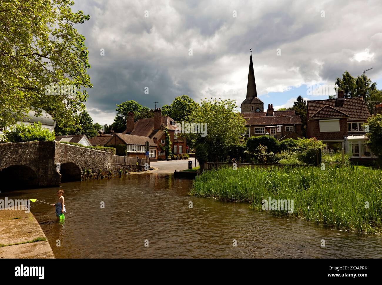 Un gué au-dessus de la rivière Darent, avec un pont pittoresque à bosse à côté, dans le centre d'Eynsford, Kent Banque D'Images